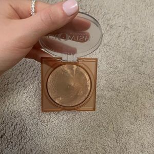 Huda Beauty powder bronzer